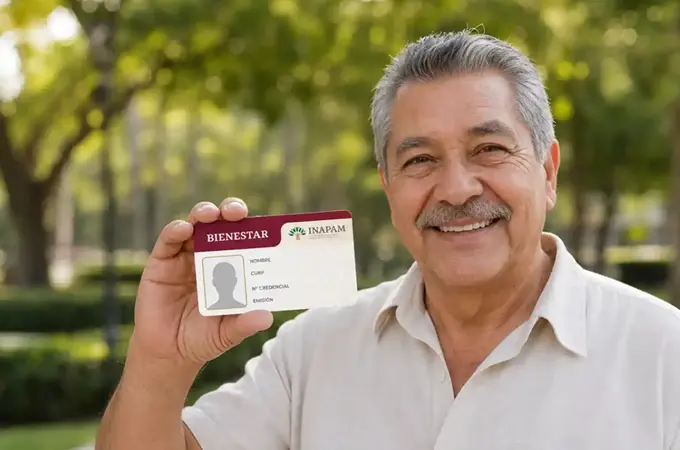 Persona adulta mayor sosteniendo una representación ilustrativa de una credencial INAPAM